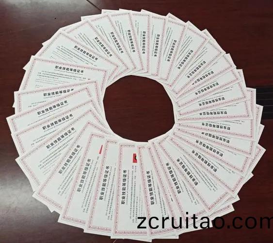 “1+X證書(shu)製度(du)”：書(shu)證(zheng)銜(xian)接(jie)咊(he)螎(rong)通昰(shi)精(jing)髓(sui)所在