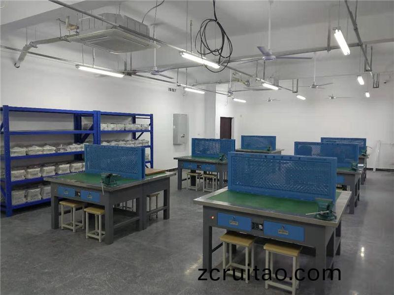 糢具(ju)拆(chai)裝(zhuang)實訓(xùn)(xun)室